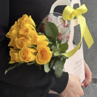 Цветы в сумочке с жёлтыми розами и сладостями