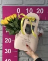 Цветы в сумочке с жёлтыми розами и сладостями