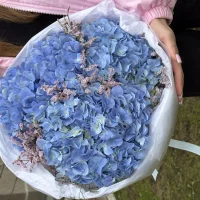 Букет голубых гортензий с лимониумом