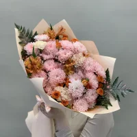 Букет цветов Сочный персик с хризантемой, кустовыми розами и альстромерией