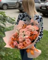 Букет цветов Сочный персик с хризантемой, кустовыми розами и альстромерией