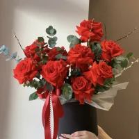 Красные розы в шляпной коробке Алые паруса