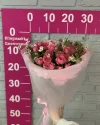 Букет из малиновых кустовых роз и ромашек