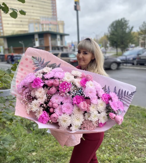 Букет цветов Ягодный зефир L с хризантемой, кустовыми розами и диантусами