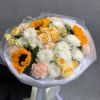 Букет Солнечный день с подсолнухами , ромашками и хризантемами
