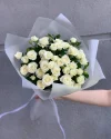 Букет из 7 белых кустовых роз