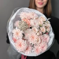 Букет цветов Первый поцелуй с хризантемой, кустовыми розами и озотамнусом
