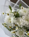 Букет из белых хризантем с ромашками