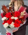 Букет цветов 3 сентября с розами и листьями дуба