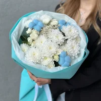 Букет цветов Снежное утро с хризантемой и кустовыми розами