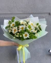 Букет из малины и ромашек