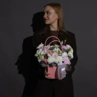 Валентинка в сумке с хризантемой и розами