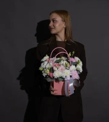 Валентинка в сумке с хризантемой и розами