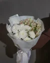Букет цветов Зимний лучик с хризантемой и альстромерией