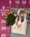 Цветы в сумочке с оранжевыми розами и сладостями