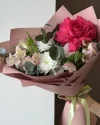 Букет с малиновой розой, хризантемой и альстромерией